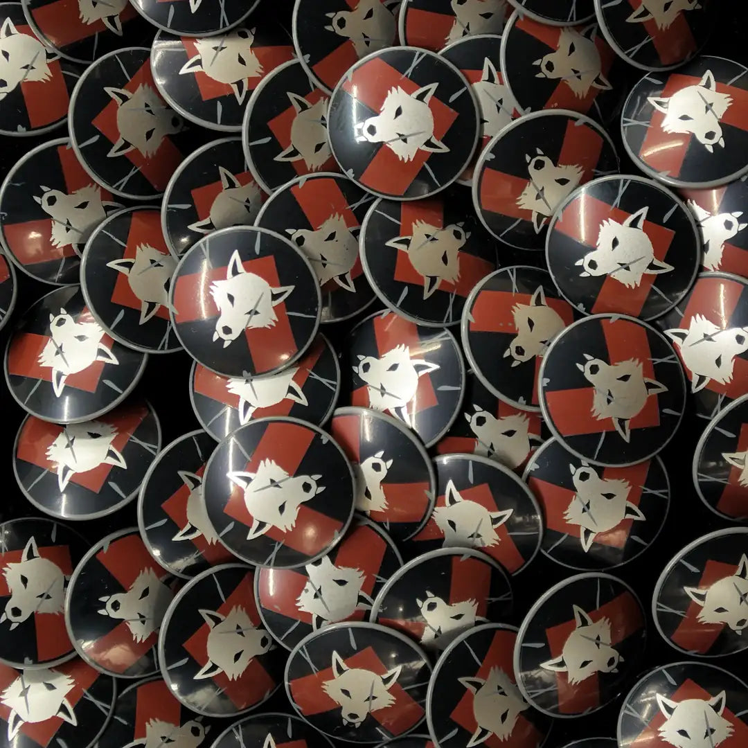 Second Sorting! Castle Clad Bricks Dark Bluish Grey round shield with Metallic Silver wolf head on Dark Red chevron on black backing. Damage Variation 1