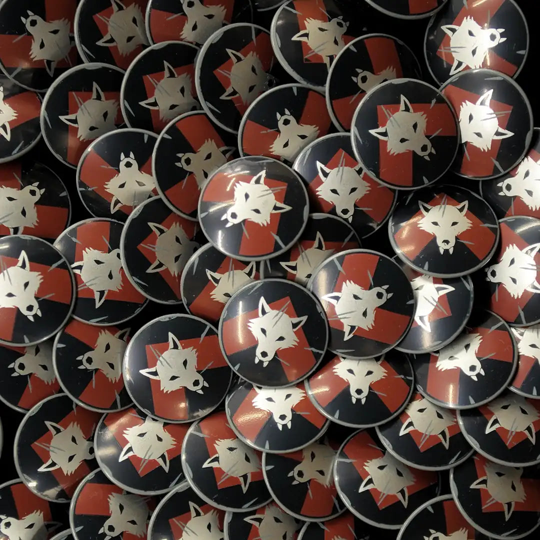 Second Sorting! Castle Clad Bricks Dark Bluish Grey round shield with Metallic Silver wolf head on Dark Red chevron on black backing. Damage Variation 2