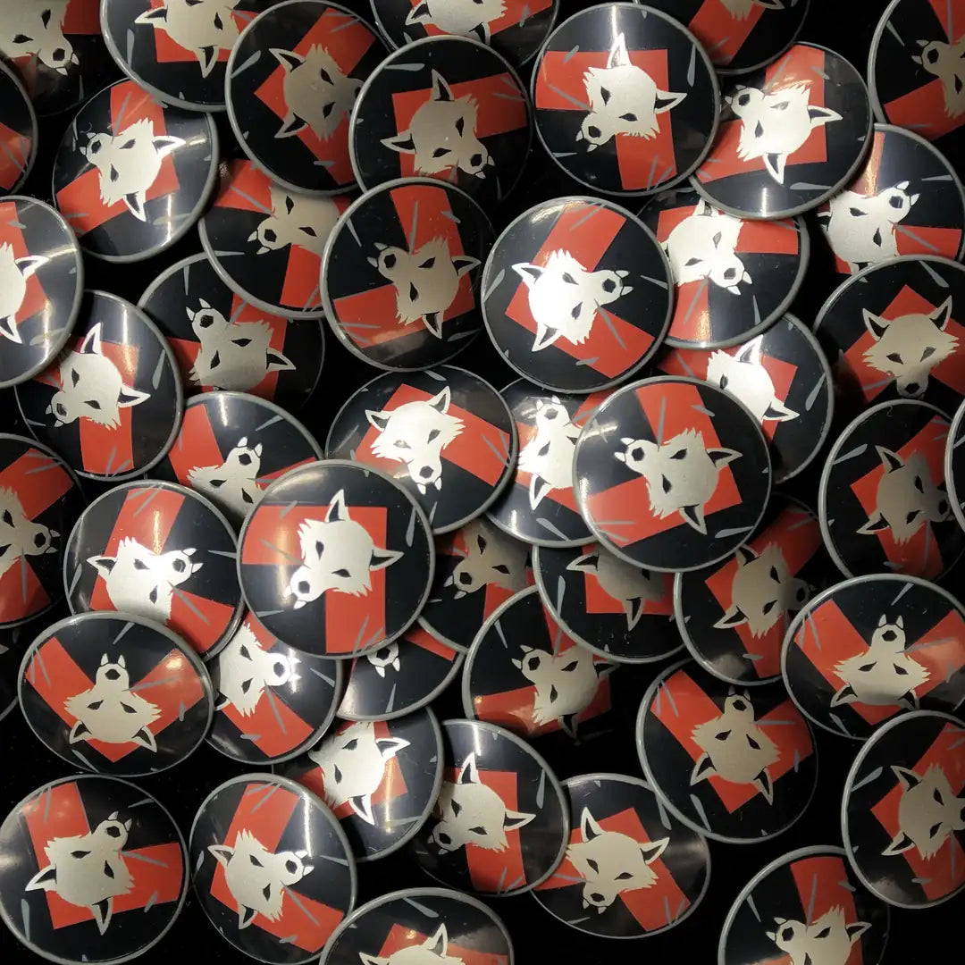Second Sorting! Castle Clad Bricks Dark Bluish Grey round shield with Metallic Silver wolf head on Red chevron on black backing. Damage Variation 3